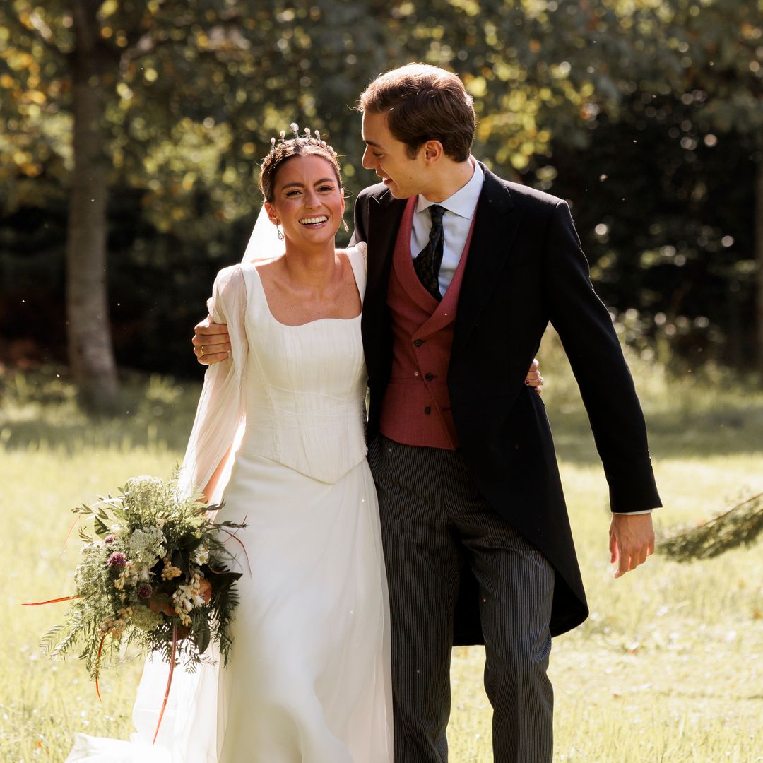 Inés, la novia viral que eligió un vestido con corsé y una tiara familiar de perlas para su boda