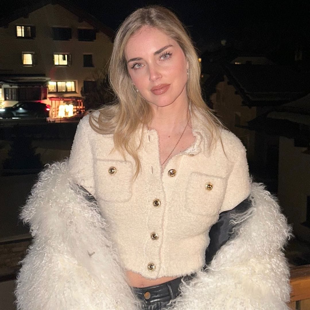 Chiara Ferragni y su look de abrigo de pelo y pantalón 'efecto cuero' perfecto para escapadas a la nieve