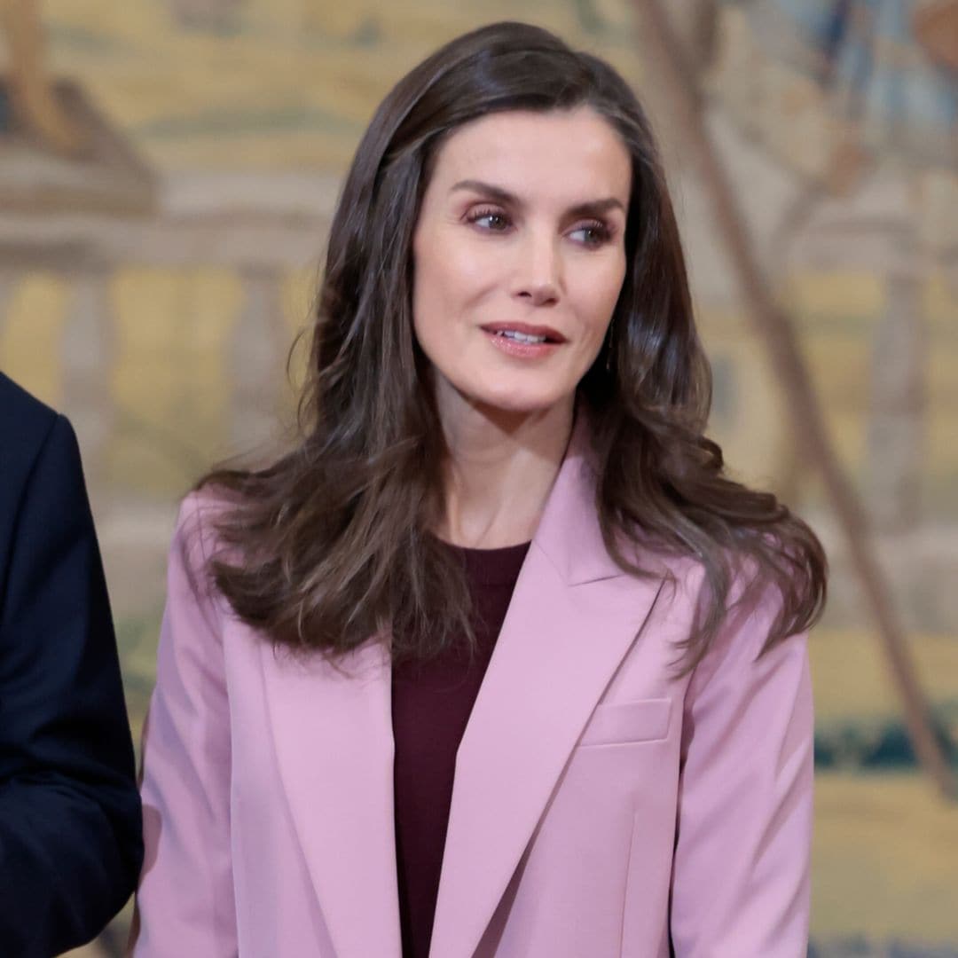 La reina Letizia transforma su traje 'todoterreno' en tono rosa con un top de tendencia