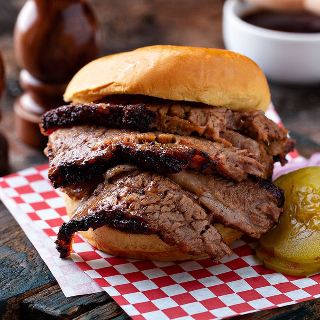 Hamburguesa de 'brisket' con pepinillos y salsa barbacoa casera