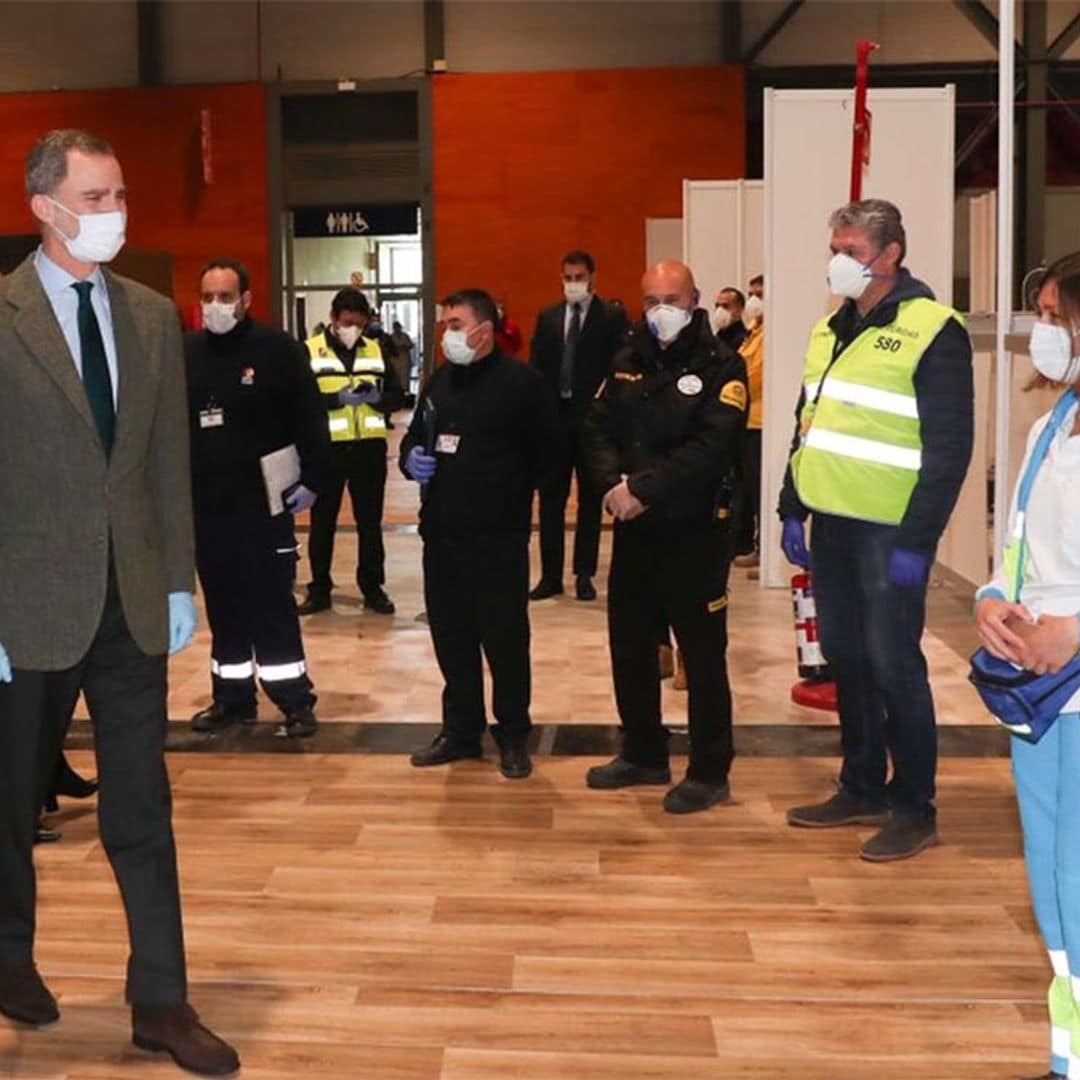 El Rey visita el hospital de emergencia madrileño en Ifema