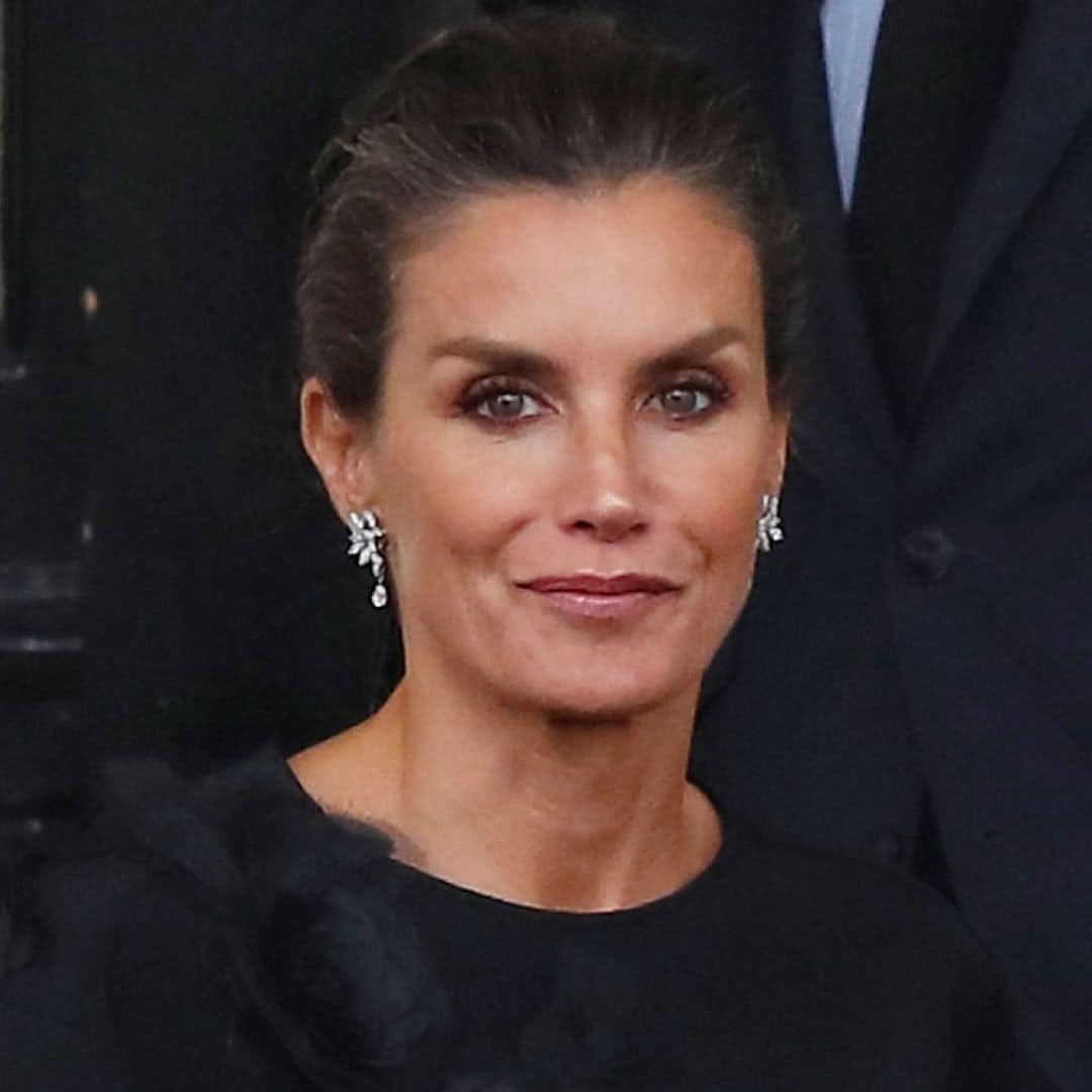 Un broche con historia y un vestido capa: los dos looks de doña Letizia en Londres