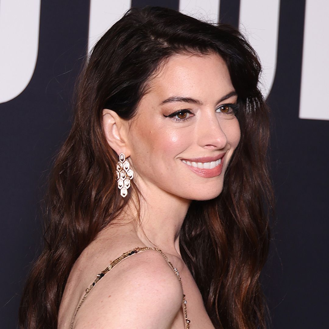 Anne Hathaway y el minivestido de pedrería con el que ha robado el protagonismo en París