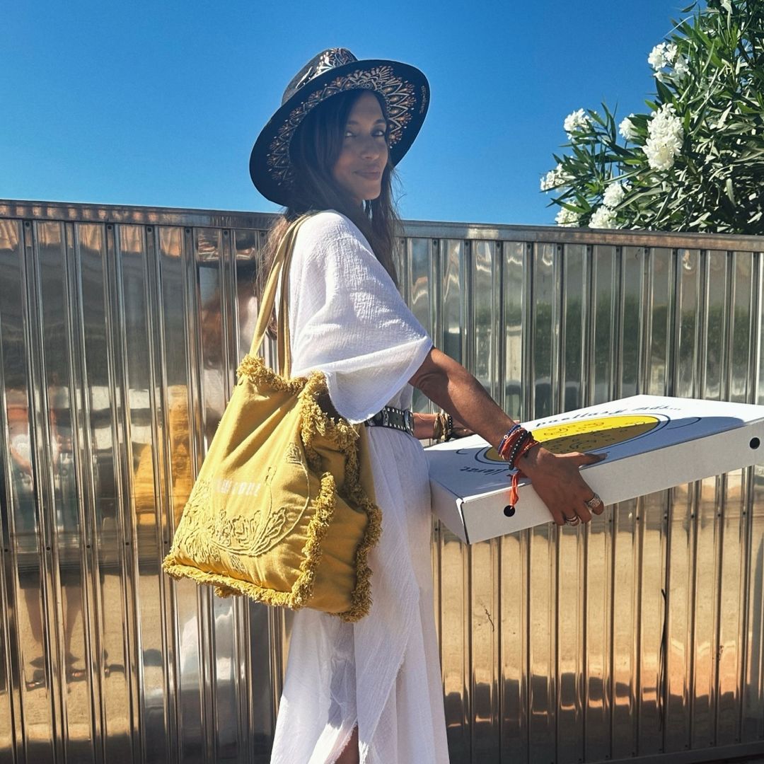 El estilo 'boho chic' de Sara Carbonero en sus vacaciones familiares con un caftán rebajado y accesorios 'western'