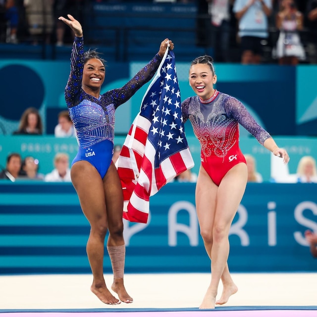 Simone Biles y Sunisa Lee de Estados Unidos en los Juegos Olímpicos de París