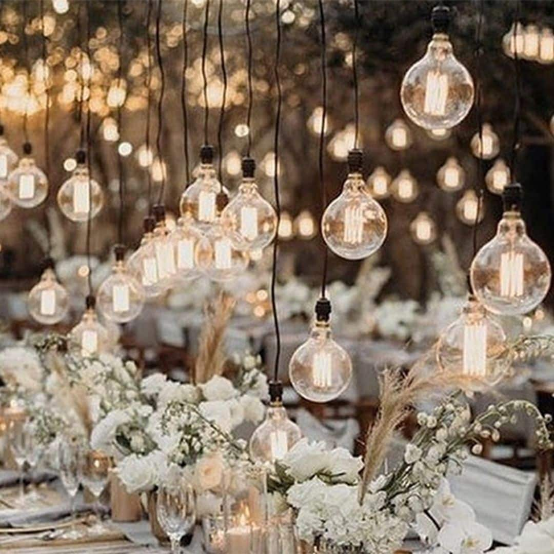 De los cielos estrellados a las luces flotantes: las ideas más bonitas para iluminar tu boda