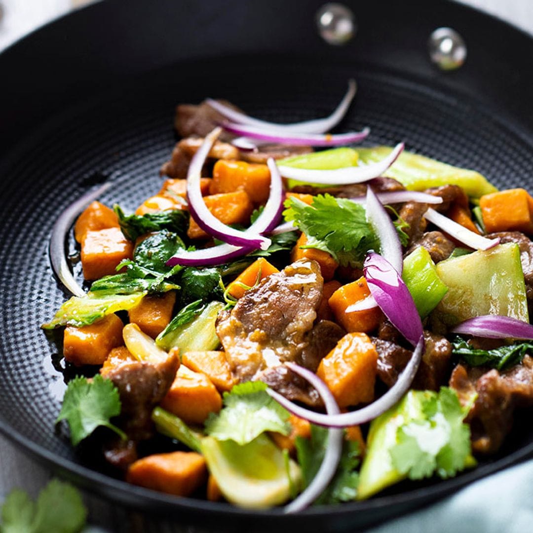 Wok de lomo de cerdo con boniato, pak choi y salsa de ostras