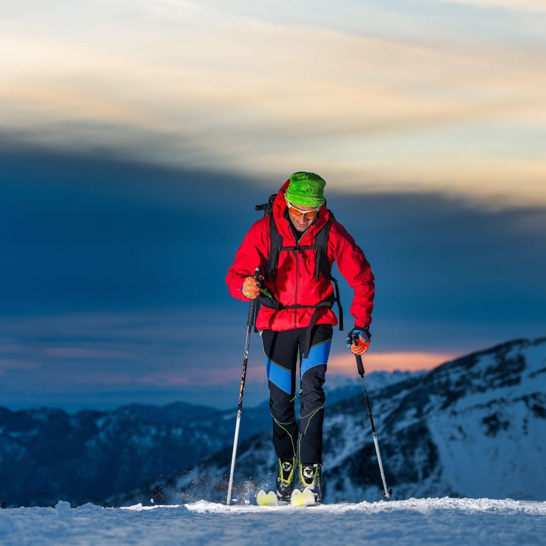 2APAFPB Ski touring at night in the last hours of the day