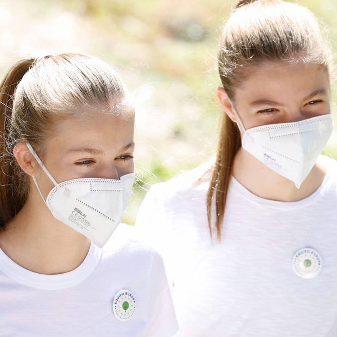 Con camiseta y vaqueros, Leonor y Sofía se coordinan con básicos en un acto sin precedentes