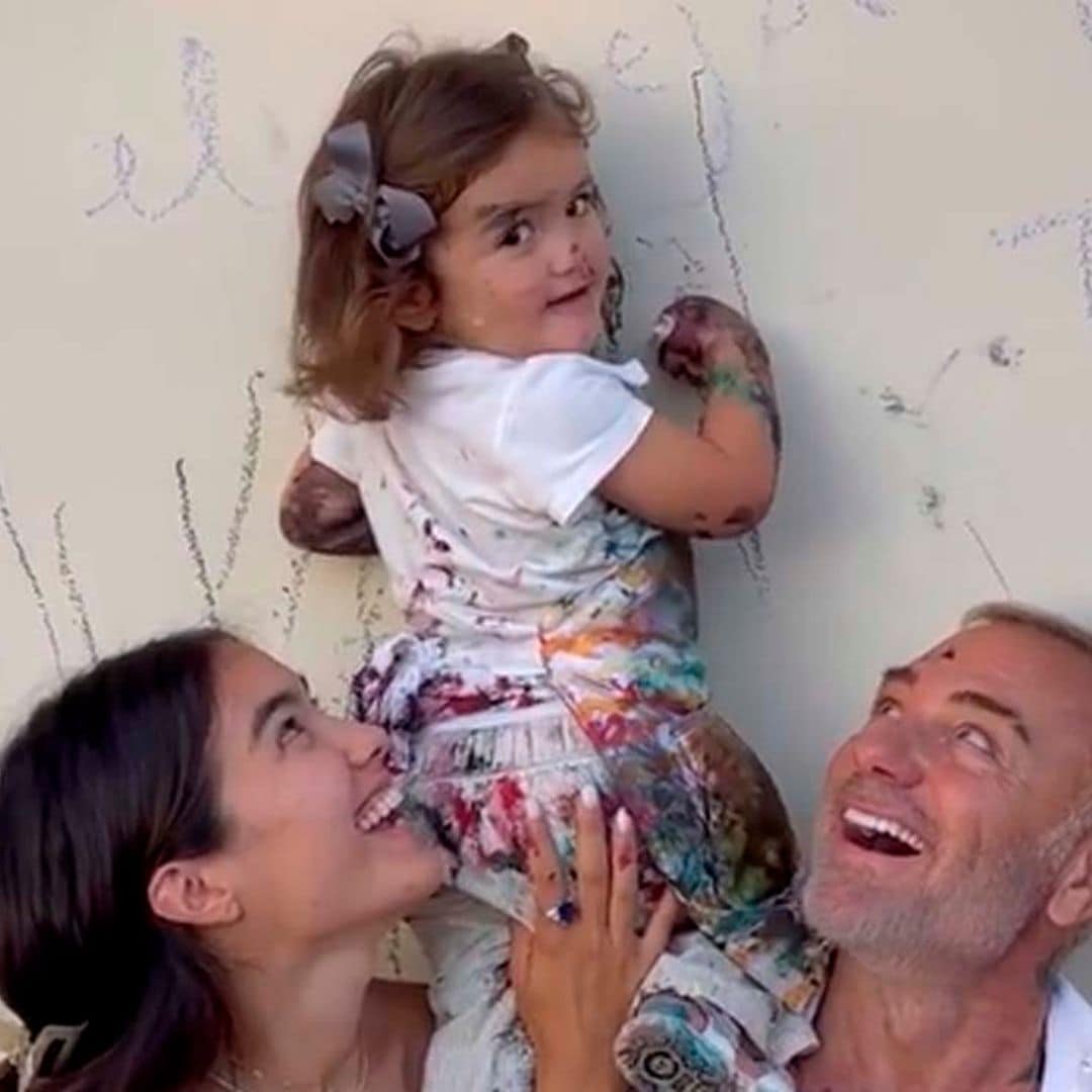 Esto es lo que pasa cuando Gianluca Vacchi le da a su hija témperas y libertad creativa.... ¿Quién dijo miedo?