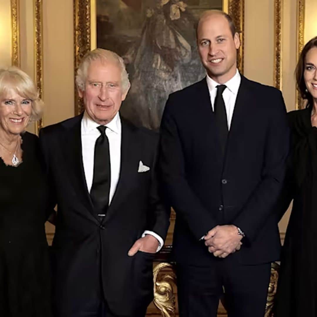La primera foto oficial de Carlos III y Camilla con los príncipes de Gales: las claves del nuevo y simbólico retrato