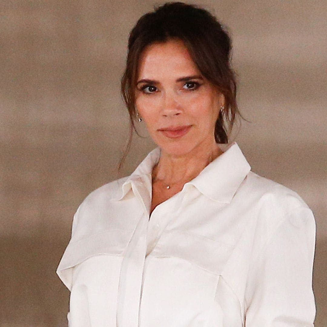 Victoria Beckham presenta el escote que desafía toda lógica