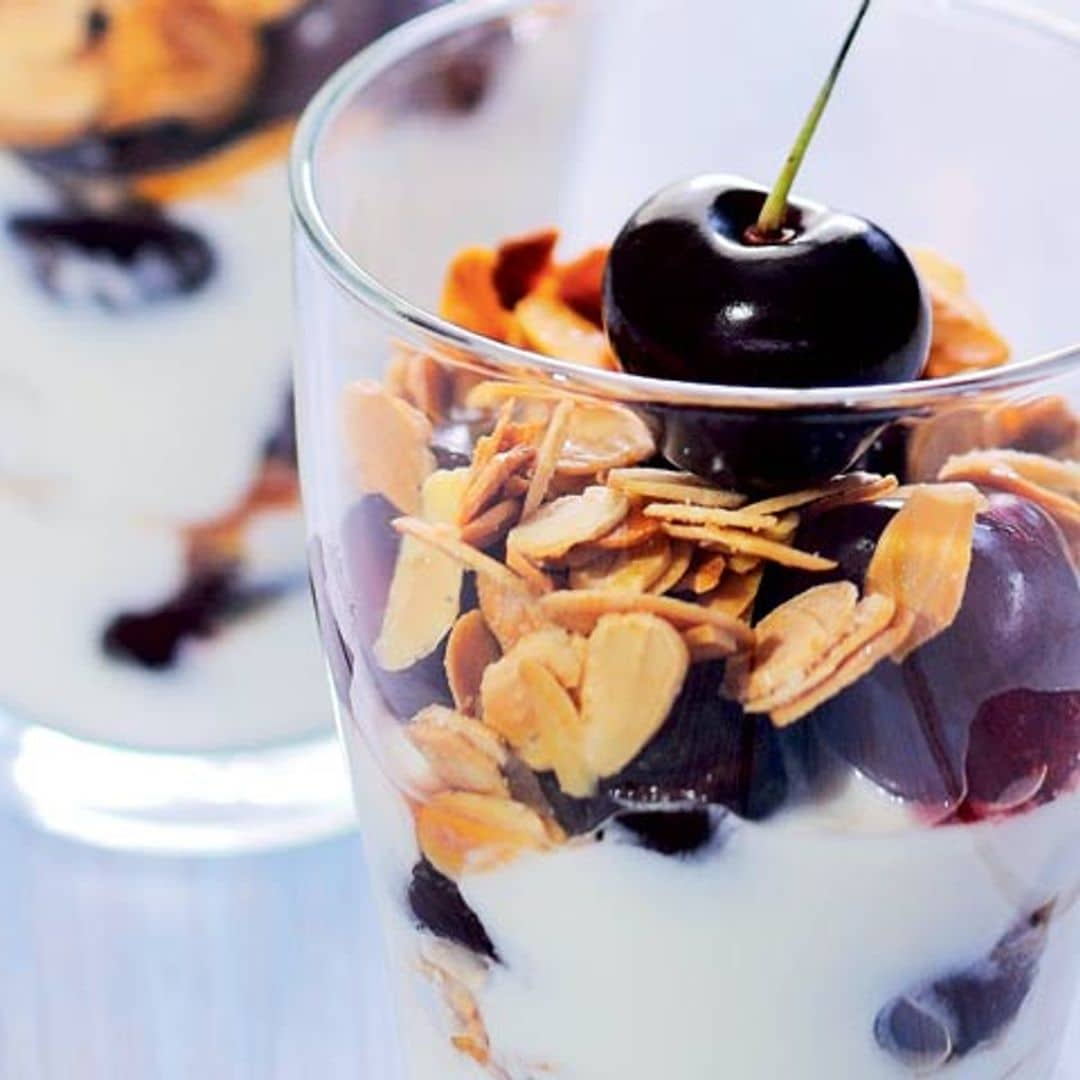 Copa de queso batido con cerezas y almendras tostadas