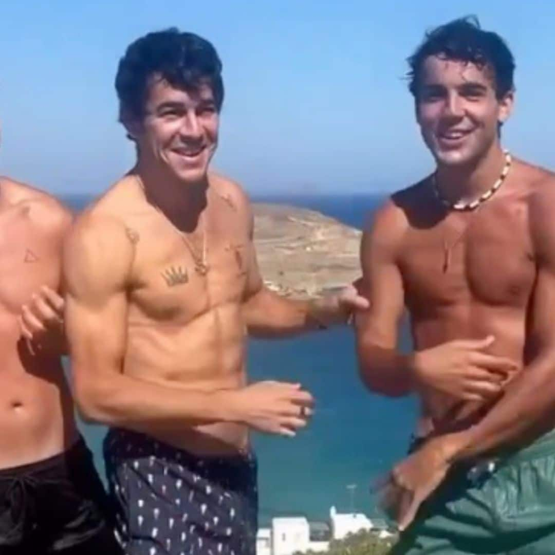 El impresionante posado de Mario Casas junto a sus hermanos luciendo cuerpazo en Mykonos