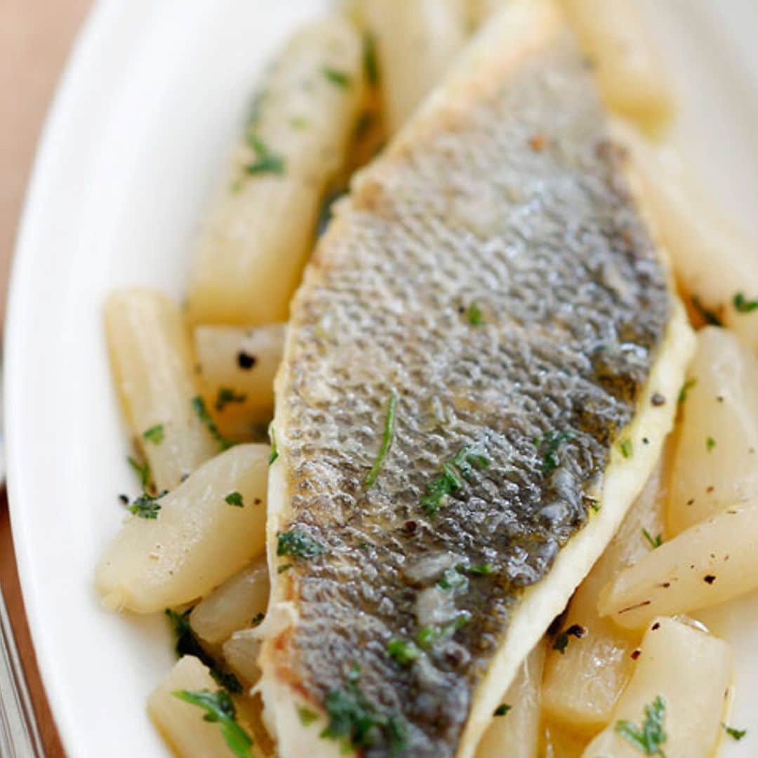 Filetes de lubina al horno con salsifí al limón