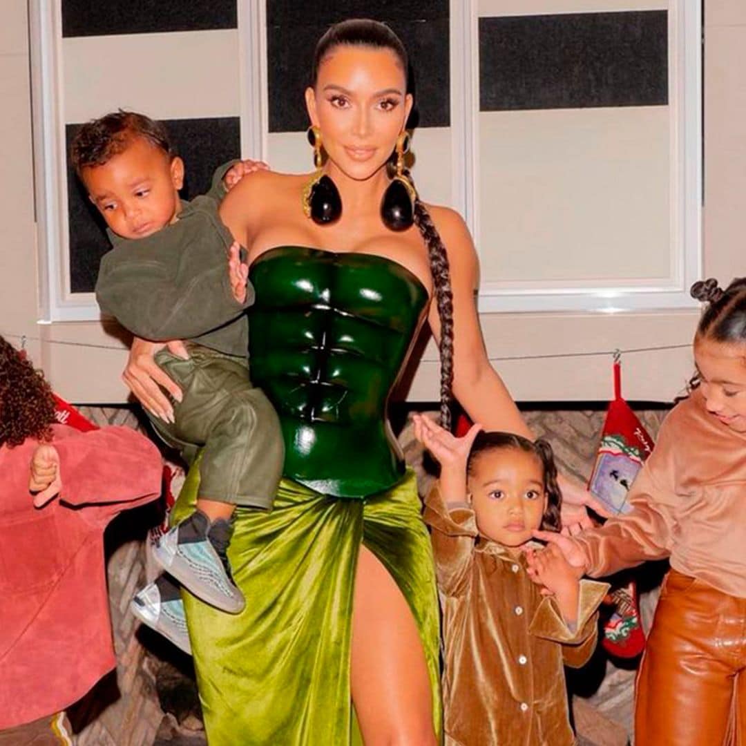 La Navidad más fastuosa de Kim Kardashian luciendo unas joyas impresionantes y un corsé tipo Batman