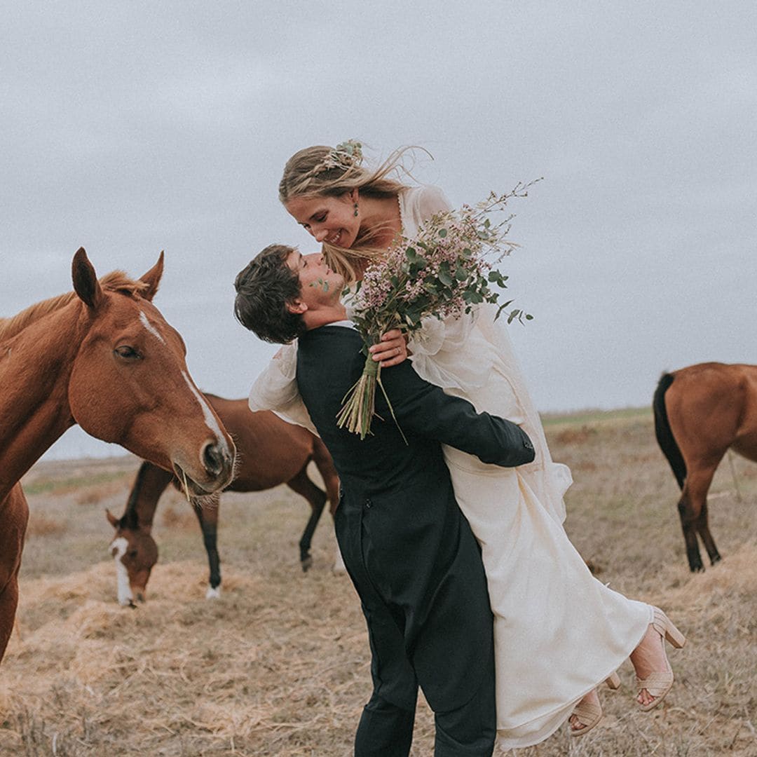 Alejandra, la novia del look bohemio y la corona de flores que se casó en Cádiz