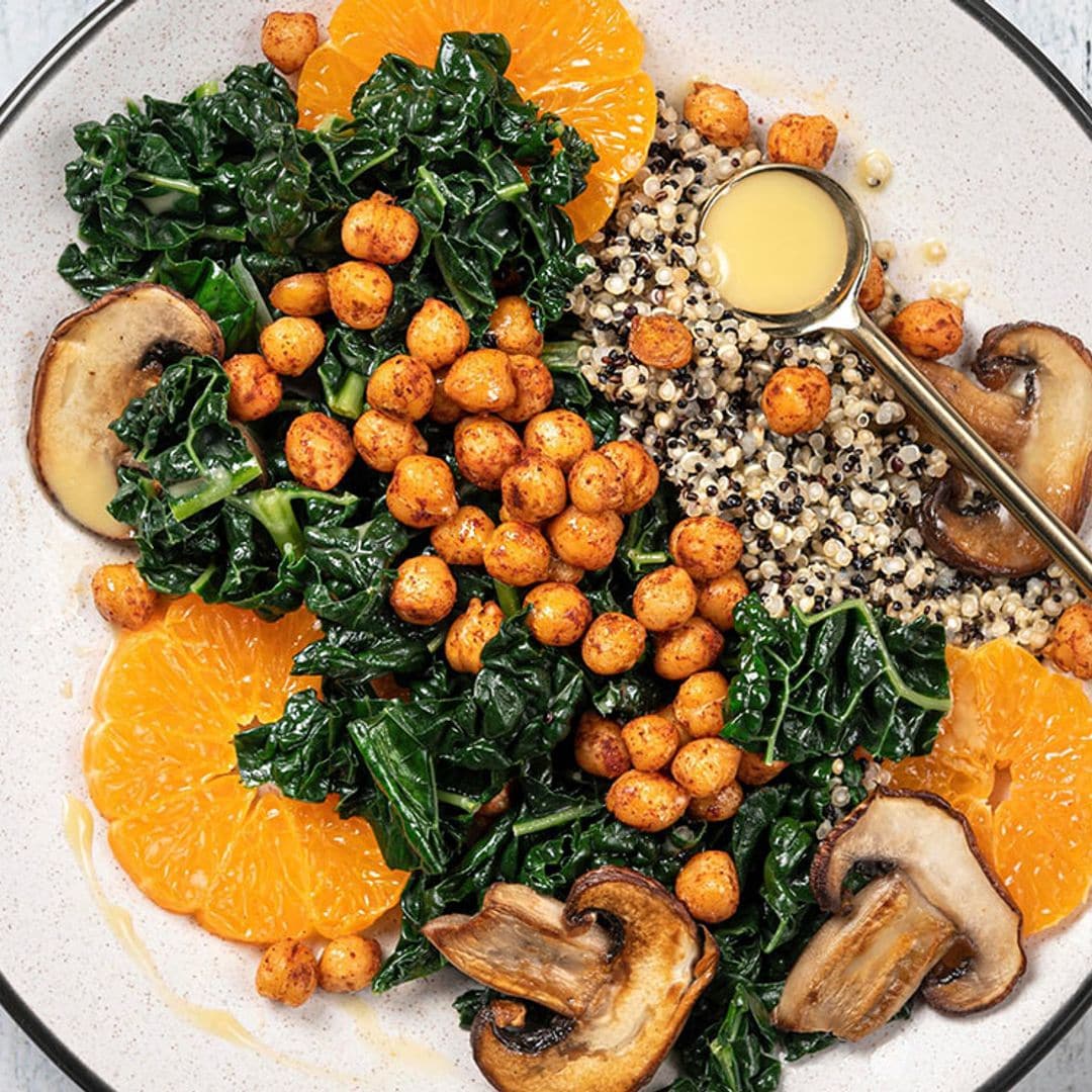 Ensalada vegana de garbanzos, kale y quinoa con champiñones y naranja