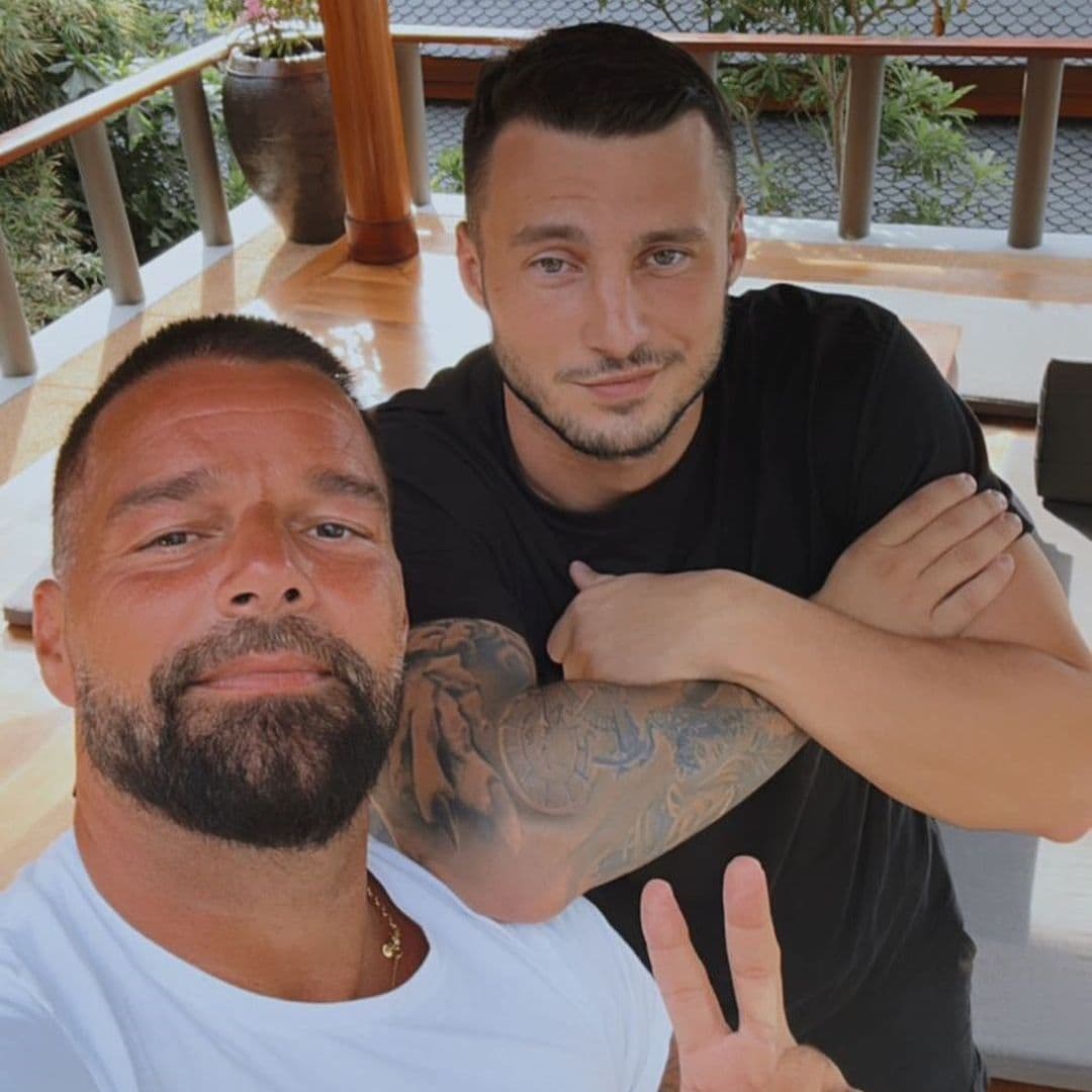 Ricky Martin se deja ver con el guapo actor vinculado a su divorcio