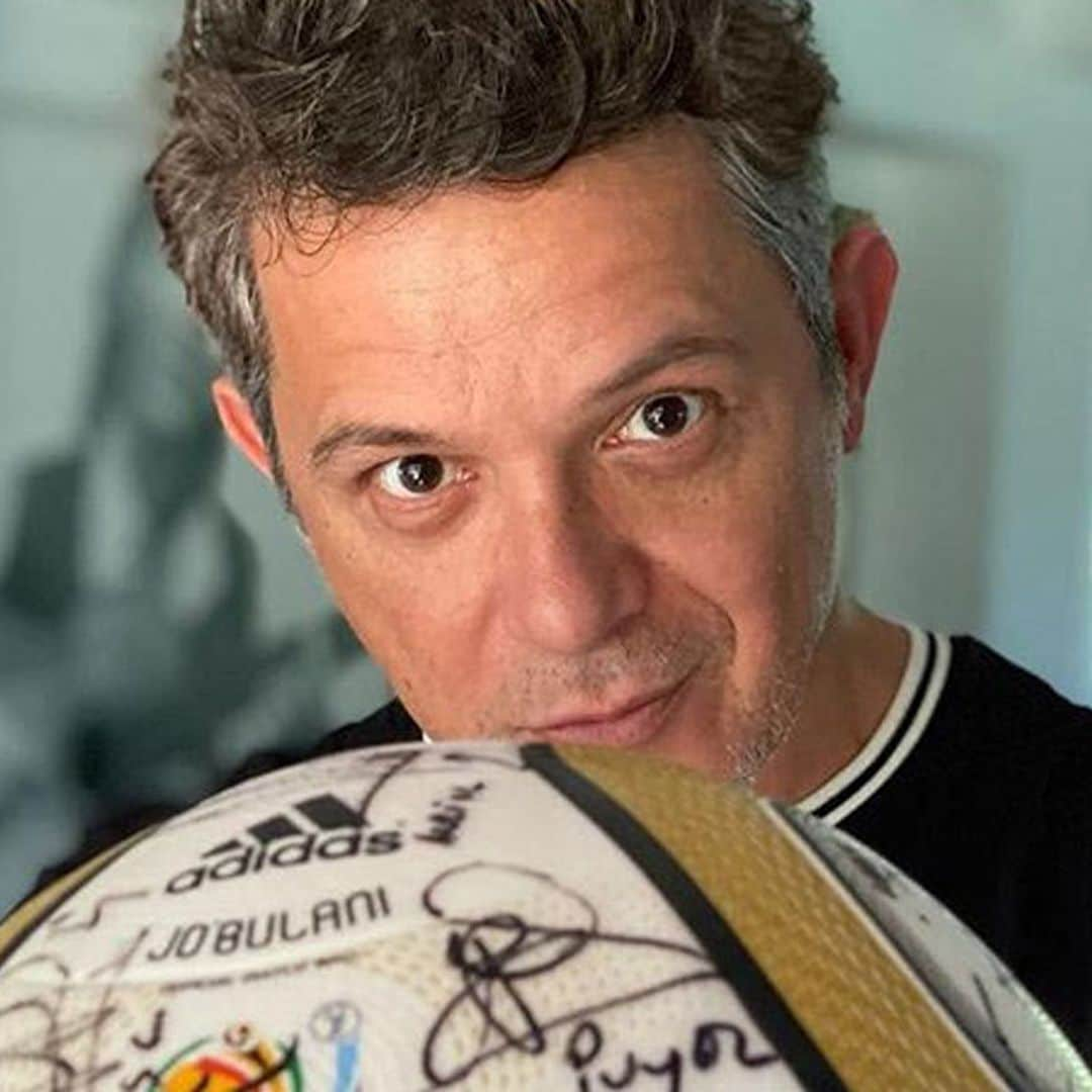 Alejandro Sanz muestra orgulloso el balón del Mundial de Sudáfrica que le regaló Iker Casillas