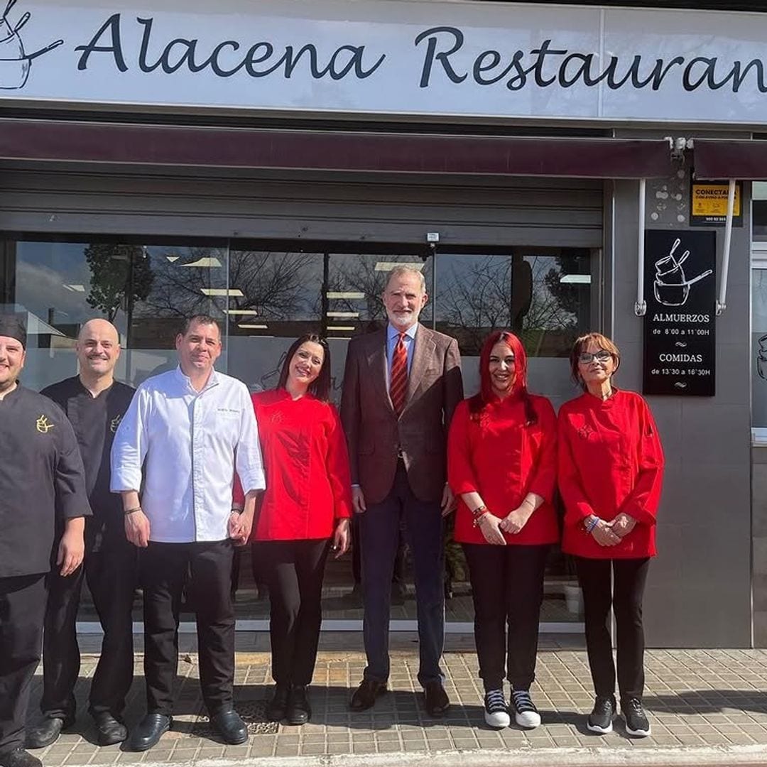 El rey Felipe visita por sorpresa en Valencia uno de los restaurantes afectados por la DANA 