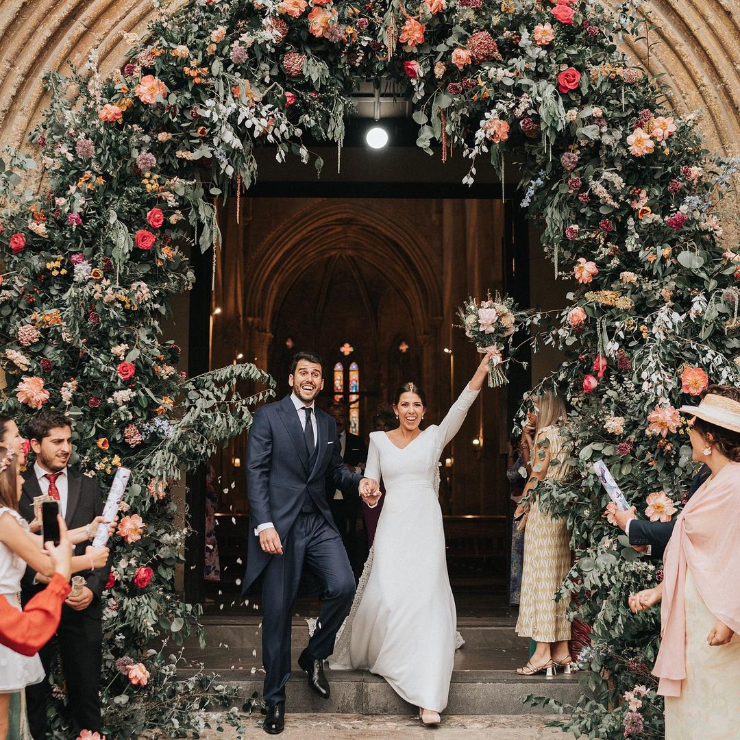 Arco floral de colores en bodas