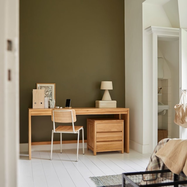 Zona de trabajo con escritorio y cajonera en madera natural