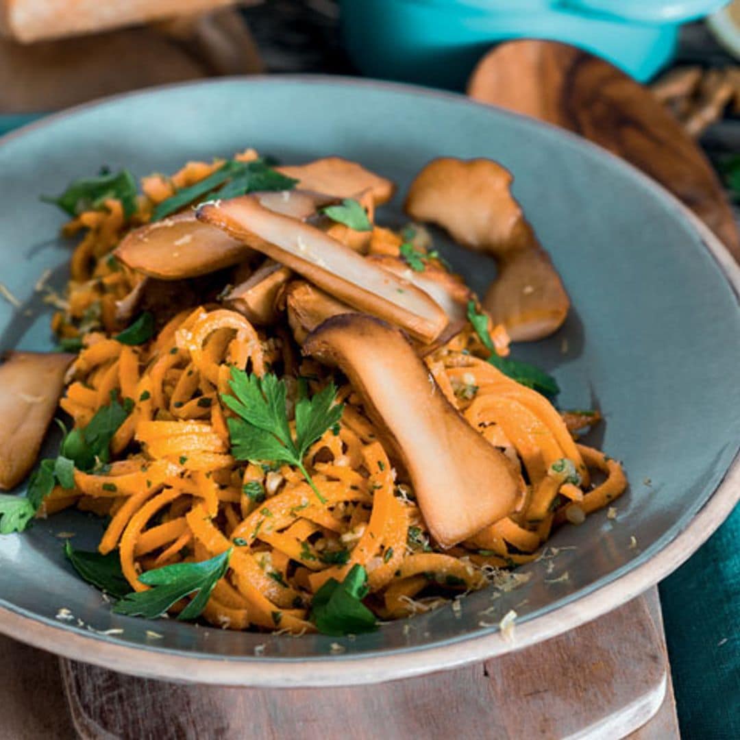 Espaguetis de boniato con pesto de nueces y setas