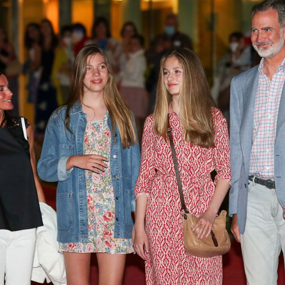 La princesa Leonor disfruta en el teatro junto a sus padres y su hermana tras volver de Gales