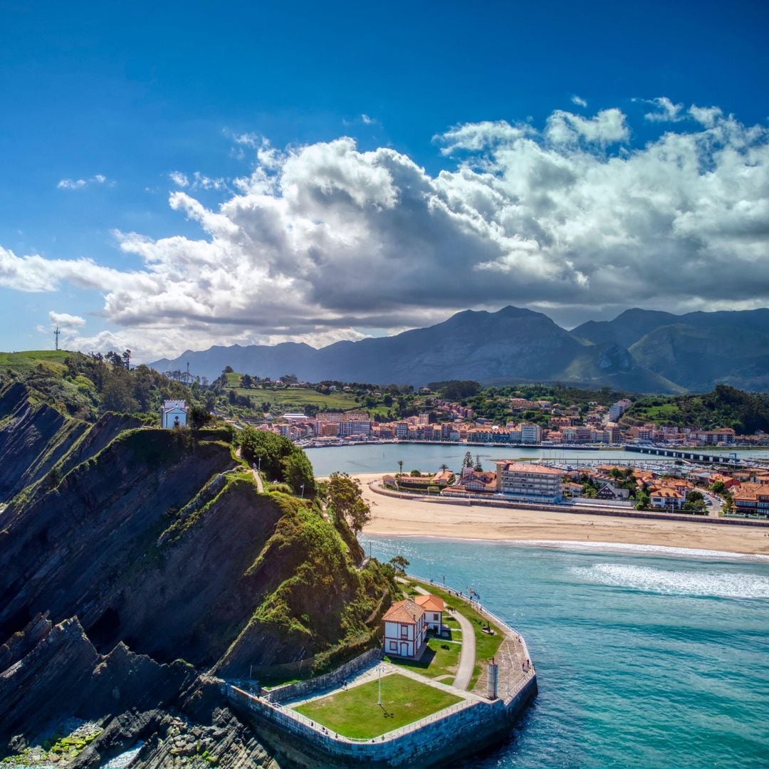 Vista aérea de Ribadesella y su estuario, Asturias