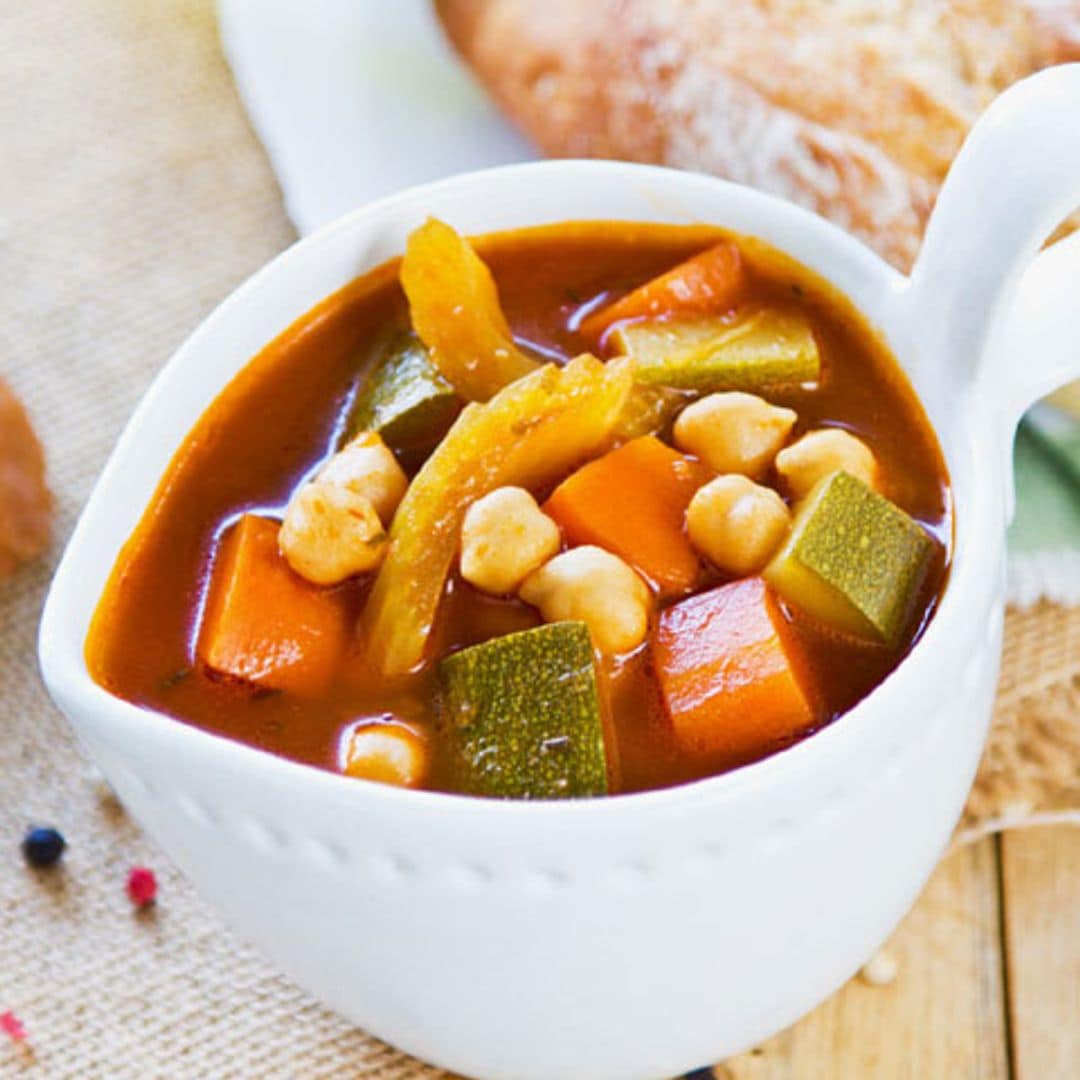 Sopa de garbanzos, calabacín y zanahoria