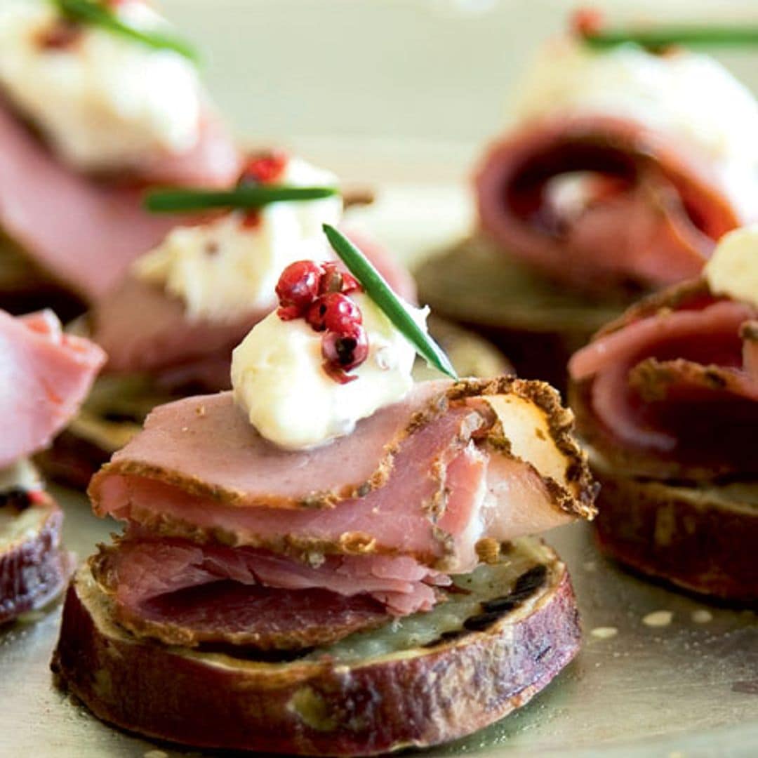 Canapé de pastrami con Torta del Casar