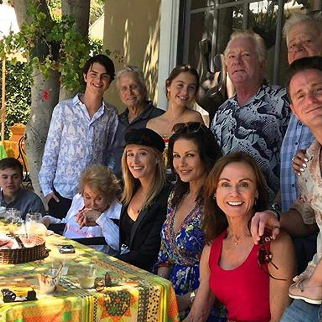 La última foto de Kirk con el clan Douglas al completo