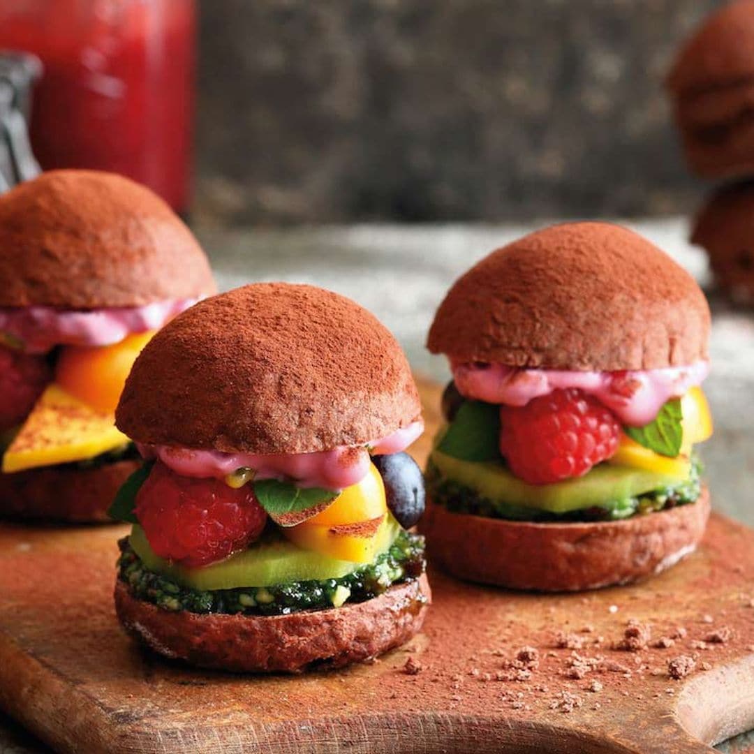 Mini hamburguesas de frutas a la parrilla con bollos de chocolate