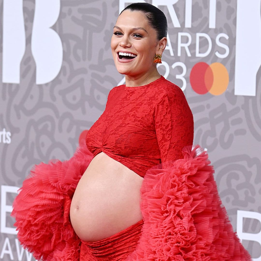 Jessie J presume de su embarazo 'milagro' con el look más espectacular de los Brit Awards