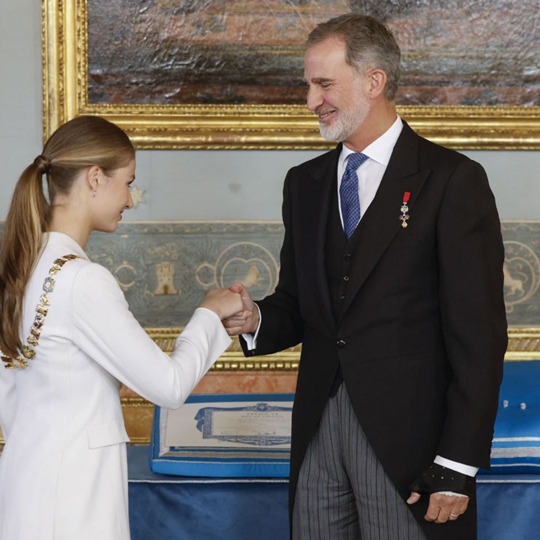 La princesa de Asturias recibe de manos de su padre la máxima distinción civil: el Collar de Carlos III