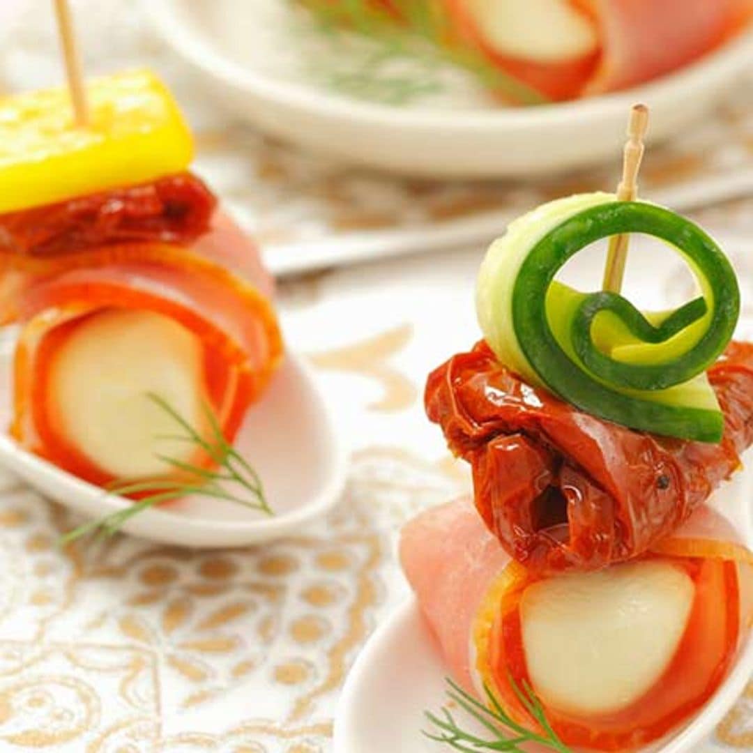 Banderillas de mozzarella, lomo, tomate seco y pepino