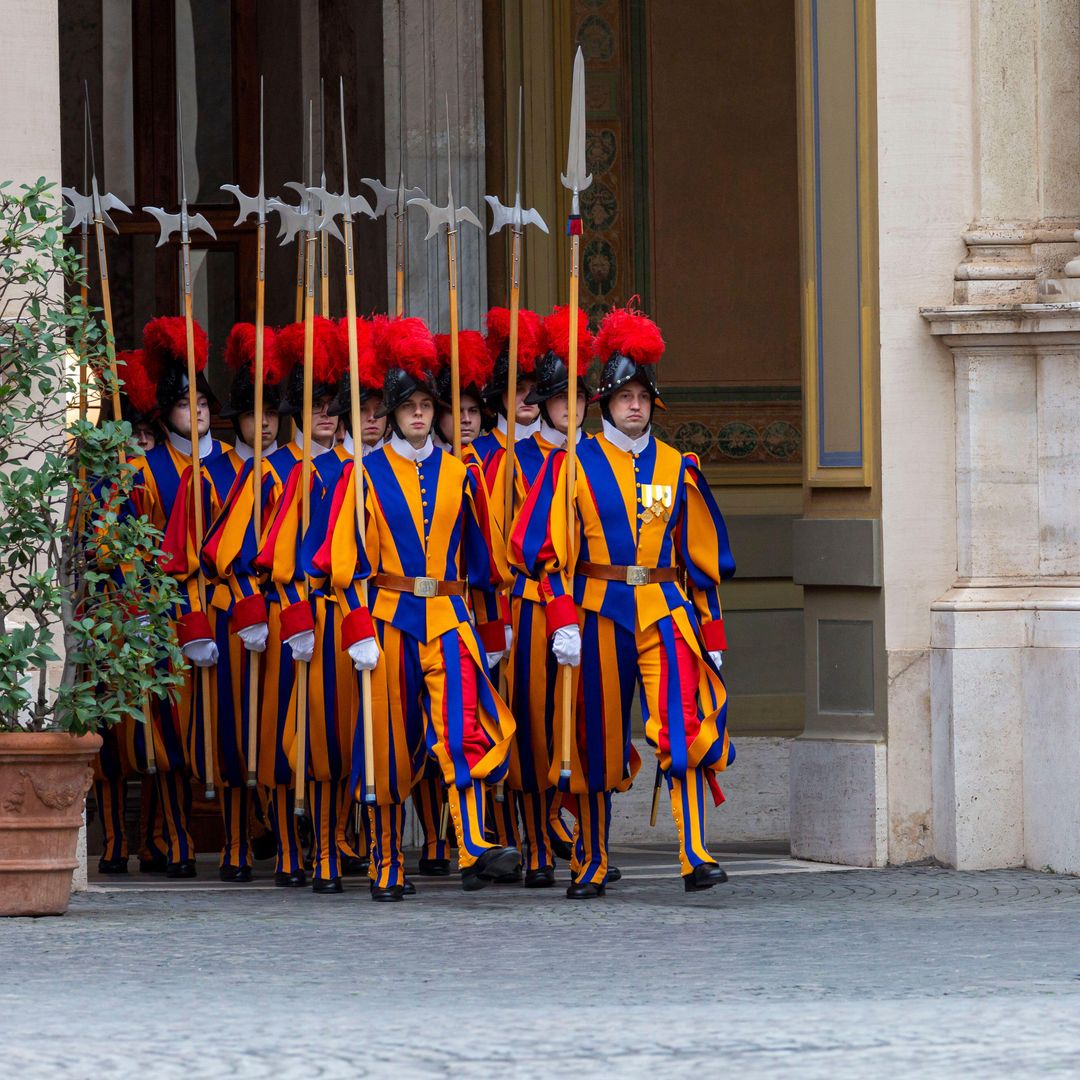 Relevo de la Guardia Suiza en el Vaticano