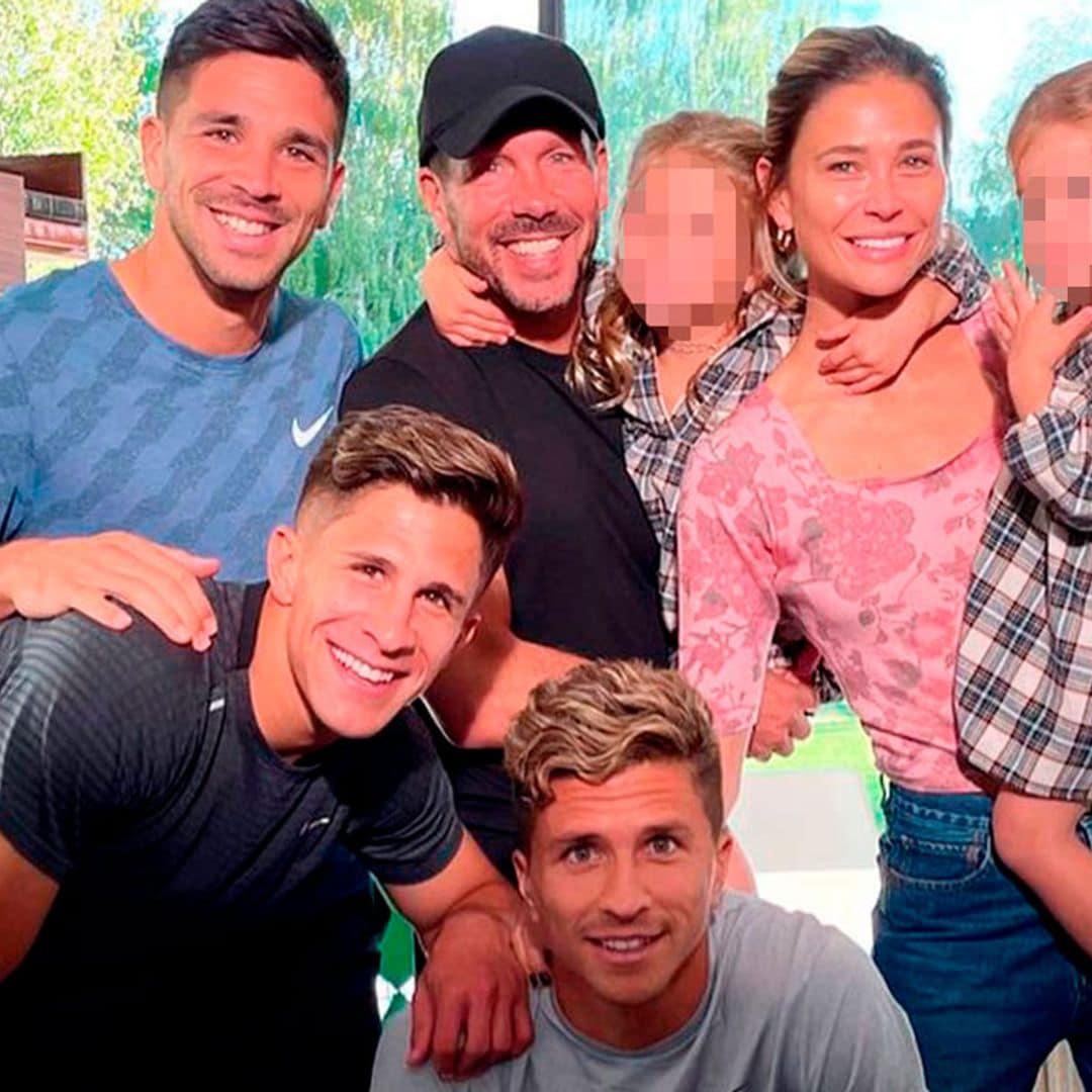 La emoción de Simeone en su día más especial arropado por su mujer, Carla Pereyra, y tres de sus hijos