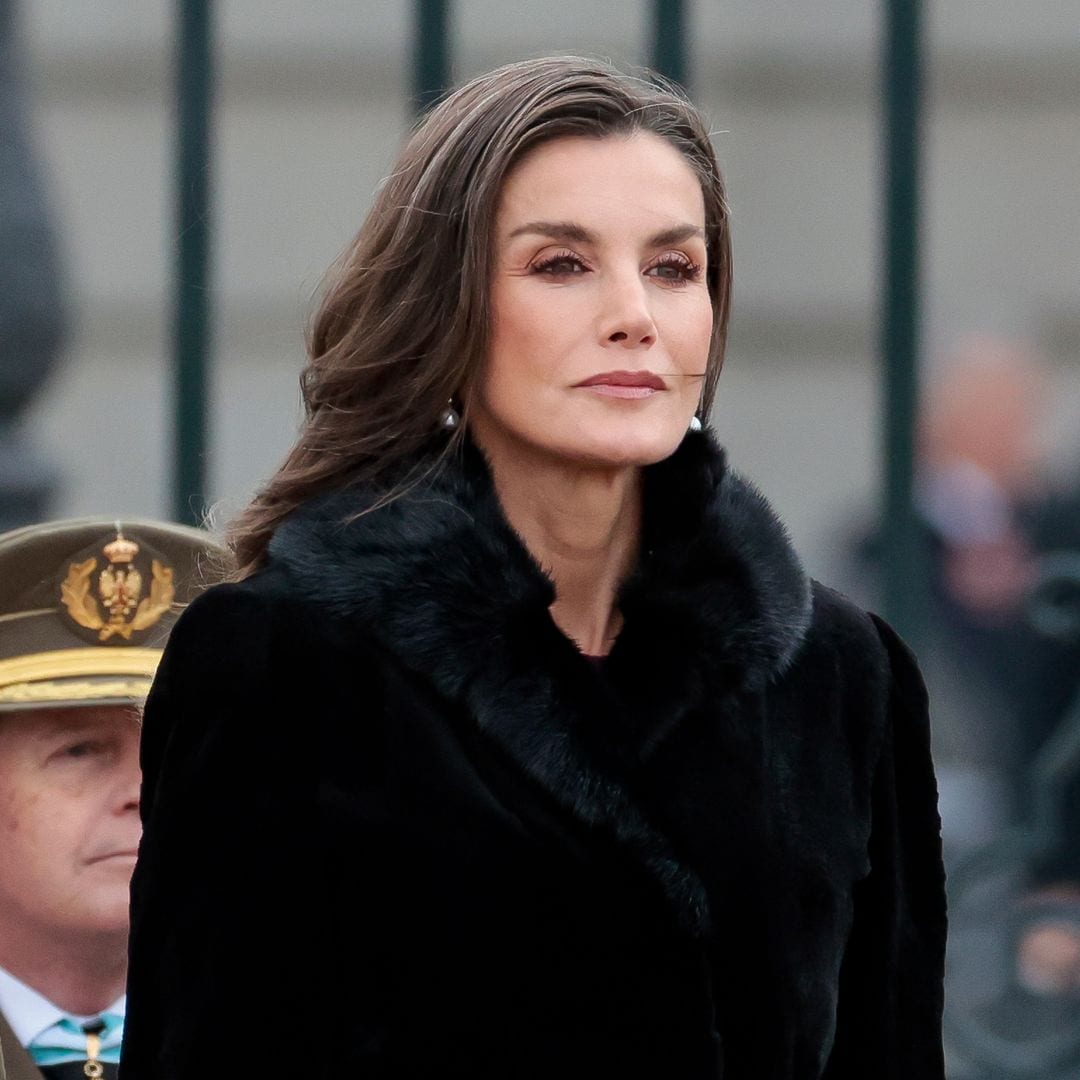 La reina Letizia inaugura su agenda de 2025 con un vestido fluido en burdeos y abrigo de pelo