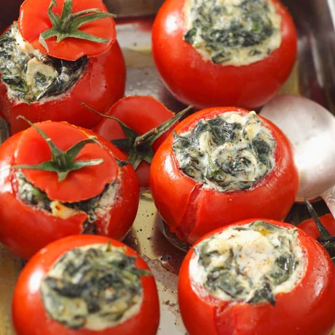 Tomates asados rellenos de espinacas con alioli