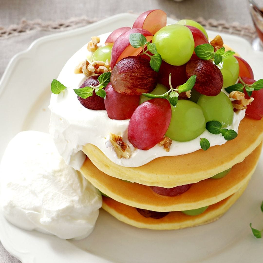 Tortitas con uvas y crema 'chantilly'