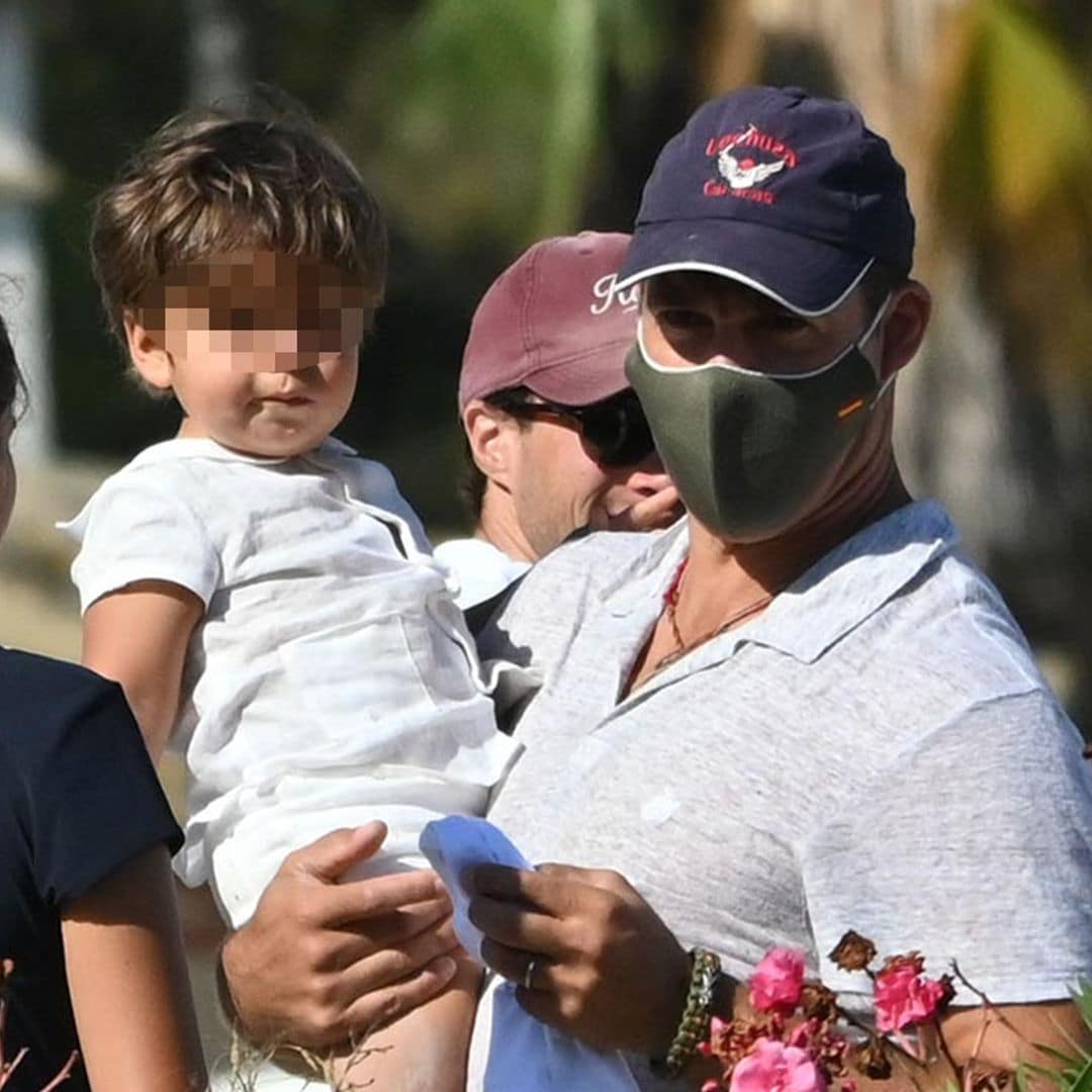 Luis Alfonso de Borbón y Margarita Vargas, con el brazo en cabestrillo, de vacaciones con sus hijos en Sotogrande