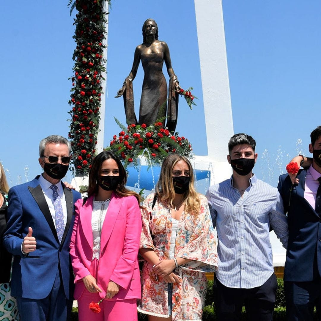 Los Mohedano, sin Rocío Carrasco, emocionados mientras suena 'Como una ola'