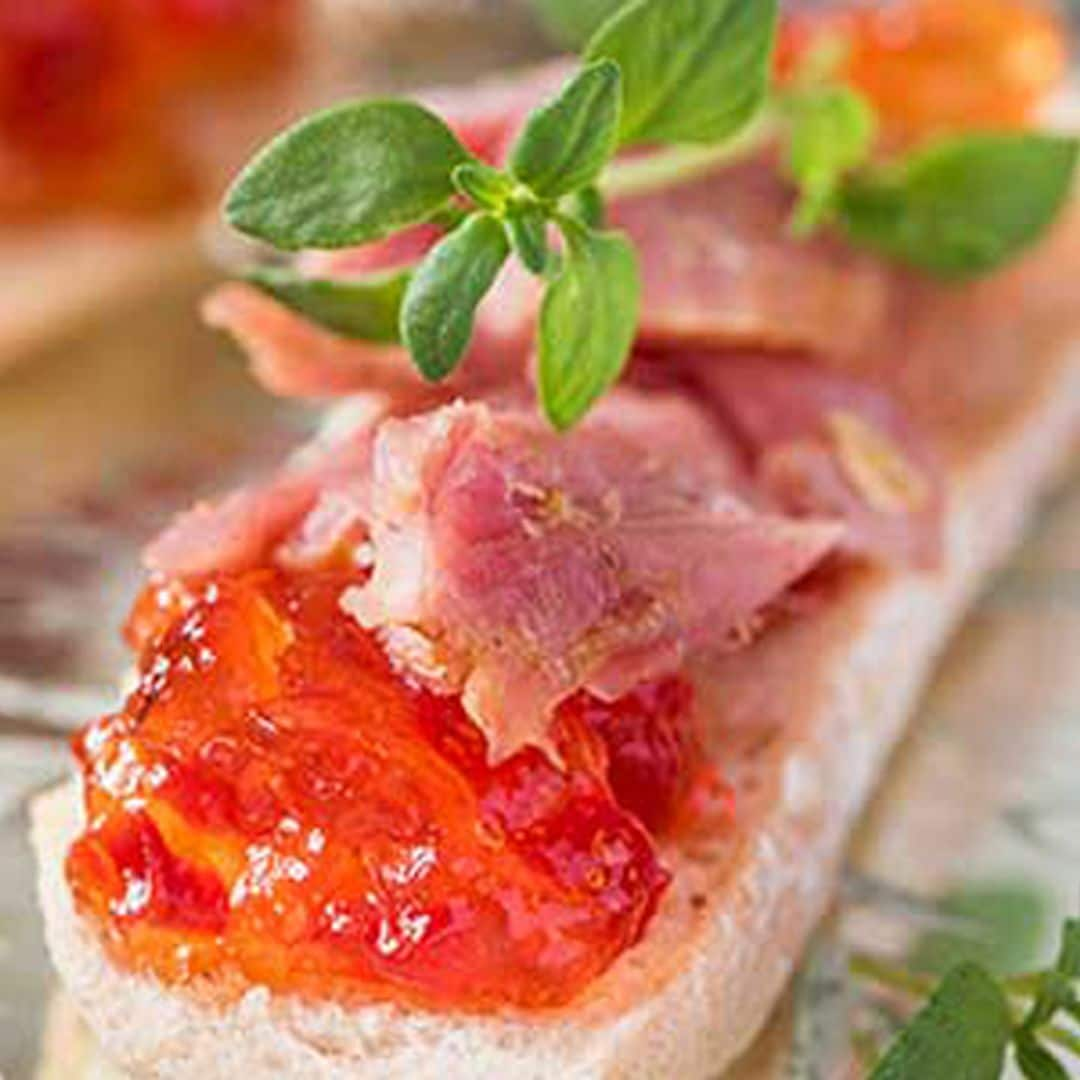 Canapés de atún con mermelada de tomate