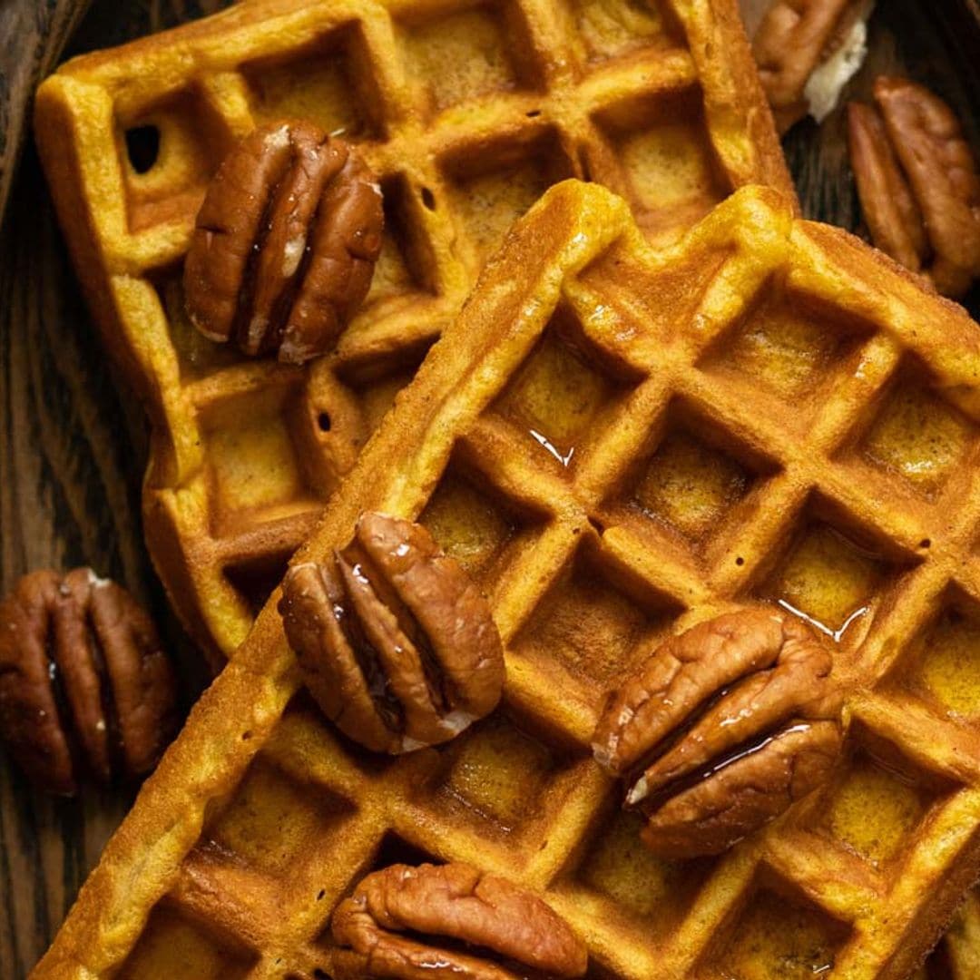 Gofres de calabaza con nueces pecanas y miel