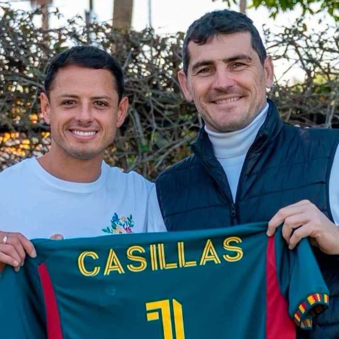 El Chicharito protagoniza un divertido encuentro con su viejo amigo, la leyenda del futbol, Iker Casillas