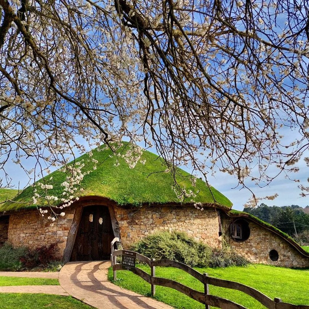 Duerme y come en una aldea hobbit al estilo de 'El Señor de los Anillos' en España