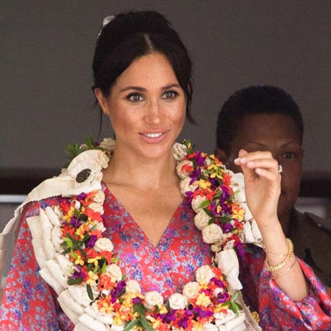 Meghan Markle estrena su look más bohemio y vuelve a confiar en el calzado español