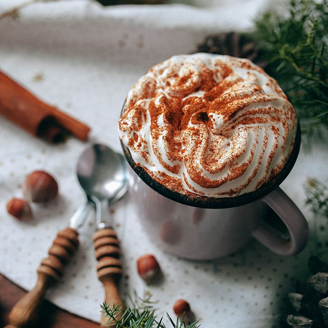 Chocolate a la taza con praliné de avellana y nata